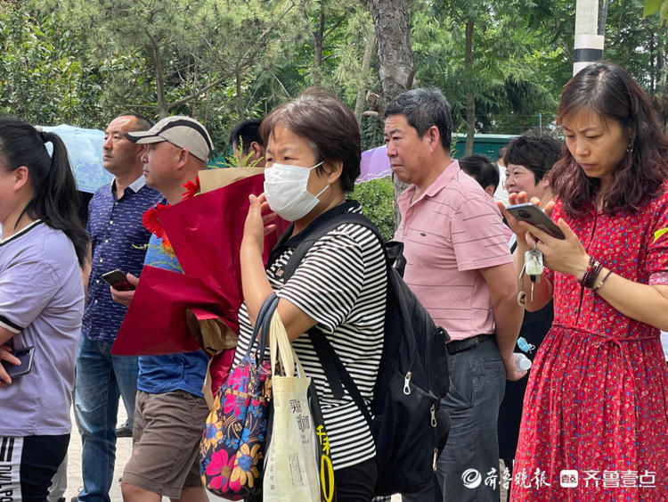 鲜花|青岛68中考点：首场考完，家长手捧鲜花迎接