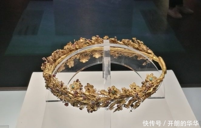 都说凤冠美,到底是古代的凤冠实物美,还是古装剧里的更美