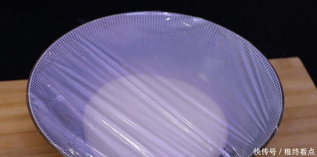 这是椒盐酥饼的做法,咸香可口,外皮超酥,轻轻一碰就掉渣