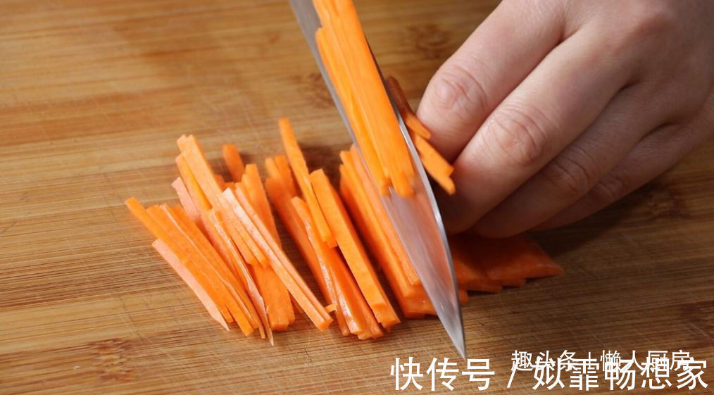 这是海鲜炒米粉的做法，加点它们一起炒，可做菜也可做主食