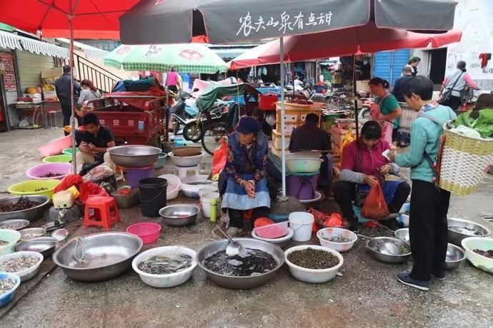  丽江人|巧手！丽江手艺人忠义市场卖手工蓝子22年……