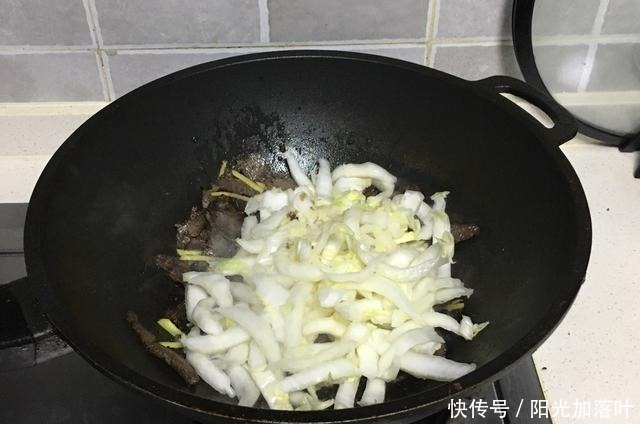  家常|家常小炒白菜帮炒腊牛肉，口感脆爽微甜，牛肉入味软烂浓郁