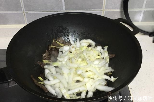 家常|家常小炒白菜帮炒腊牛肉,口感脆爽微甜,牛肉入味软烂浓郁