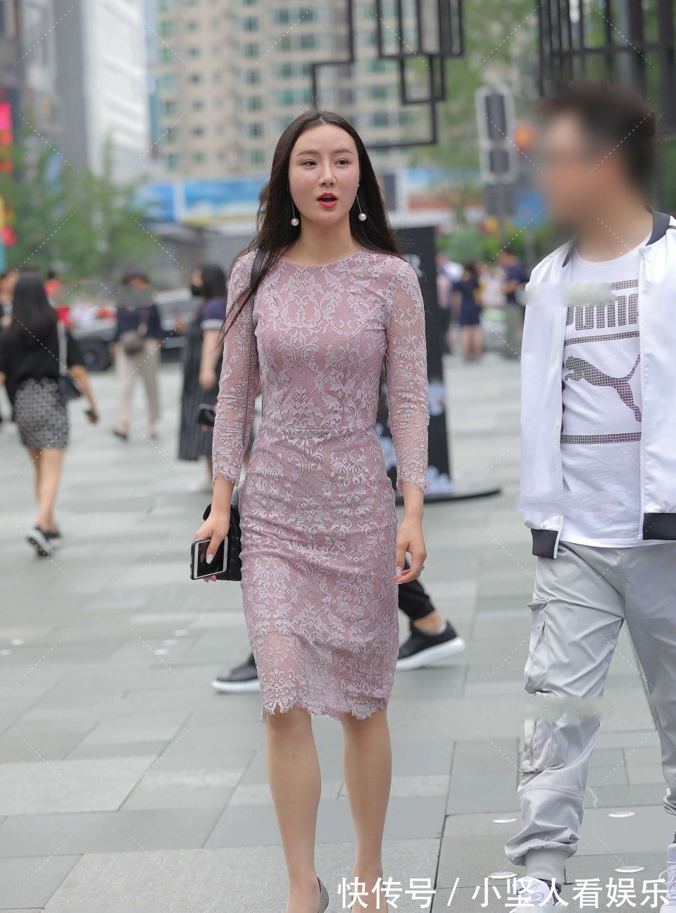 王者|曾经的“王者”归来,小黑裤横扫街头,爱美女士也不再淡定