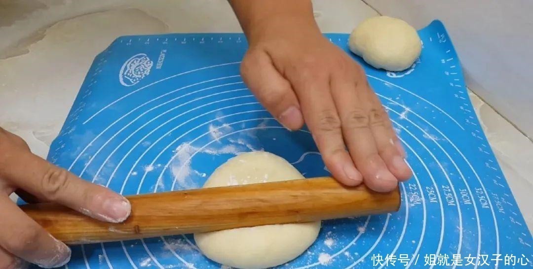 面团|爱吃烧饼的要收藏了,开水一烫,个个松软香甜,学会都能开店了