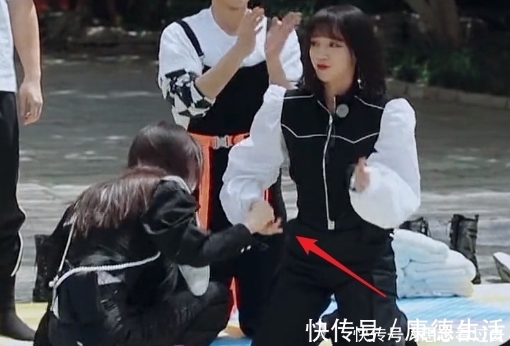 真實(shí)關(guān)系|都說(shuō)“跑男”兩位女MC鬧掰,baby被灑水,宋雨琦下意識(shí)反應(yīng)暴露了