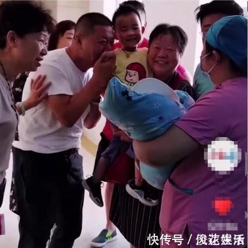 孙女|二胎生了个孙女,产房外爷爷奶奶的表现火了,网友我承认我酸了