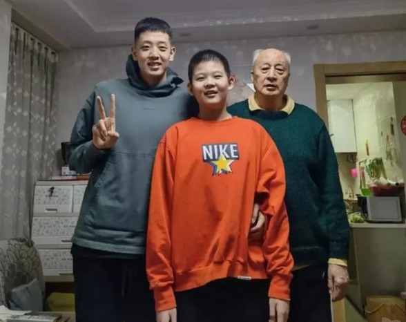 弟弟|姚明喜出望外!沈梓捷弟弟被曝光,年仅14岁身高近2米,未来天才