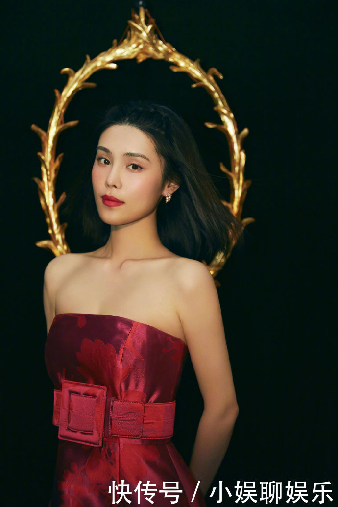 韩丹桐复古油画大片,宛若绿野仙踪中走出的古典美人