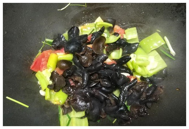 炒豆腐,不要直接下锅煎,多加这一步,豆腐外焦里嫩无豆腥味