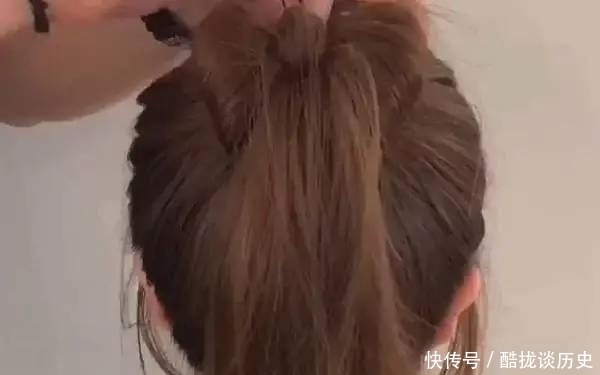 人物|女孩编完一款单马尾发型后，居然神似二次元人物，网友：真的被惊艳到了