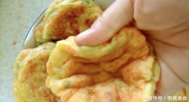 毛钱|此菜2毛钱一斤,打3个鸡蛋,教你做早餐饼,咸香营养,总不够吃