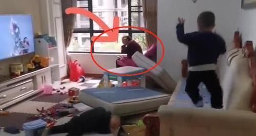 自如|佛系奶奶带娃走红,面对熊孩子拆家视而不见,躺在阳台淡定自如