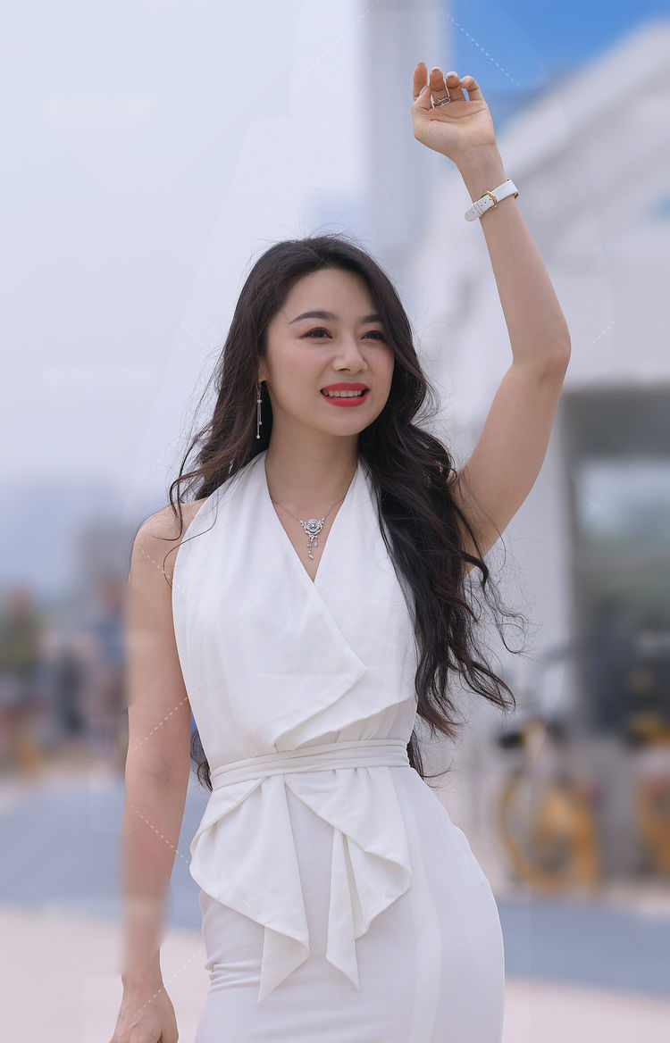 连衣裙可以增强轻盈感，更加时尚减龄一些，简约而不失时尚