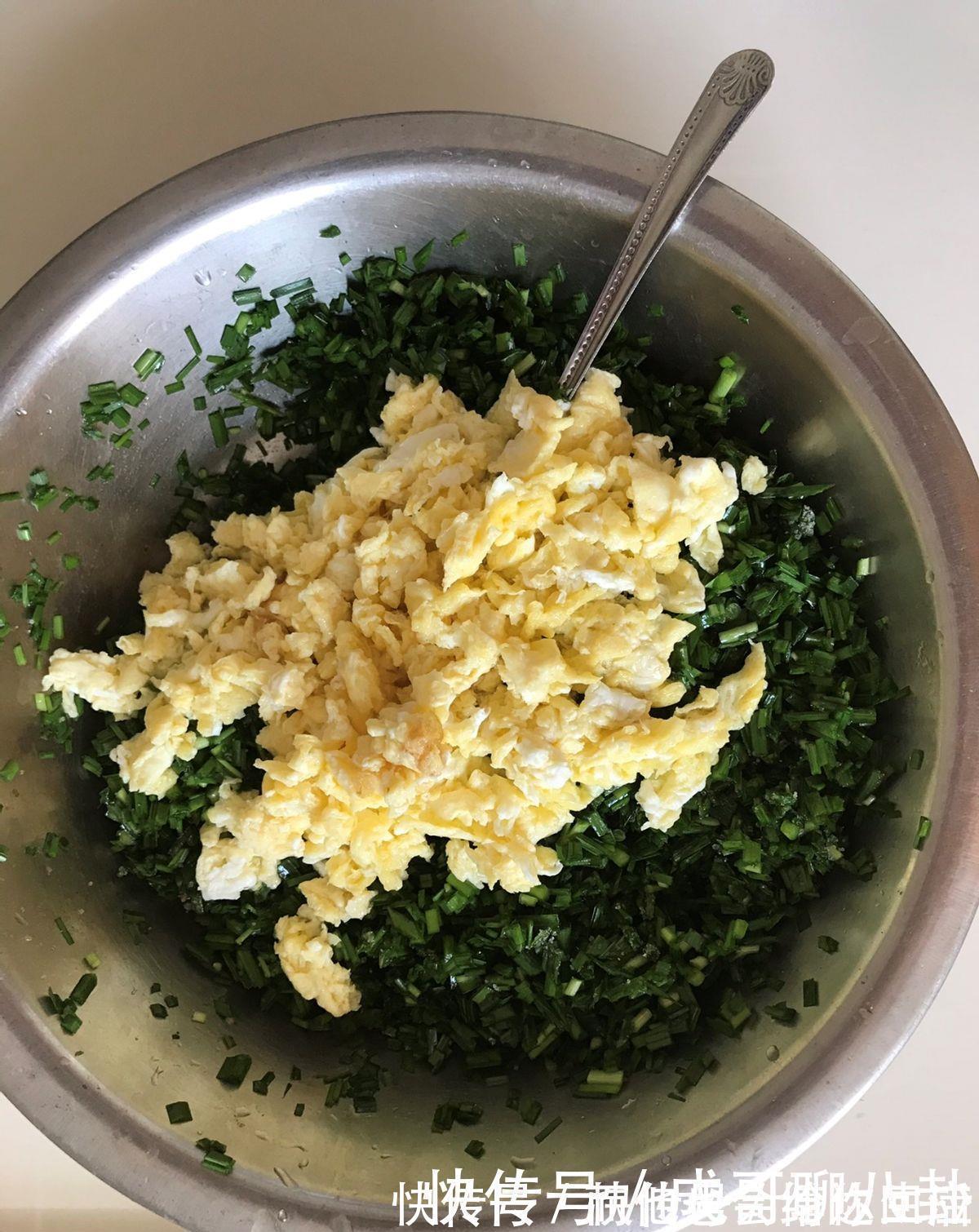 爱吃韭菜盒子的看过来,学会这个做法就够了,个个薄皮大馅真美味