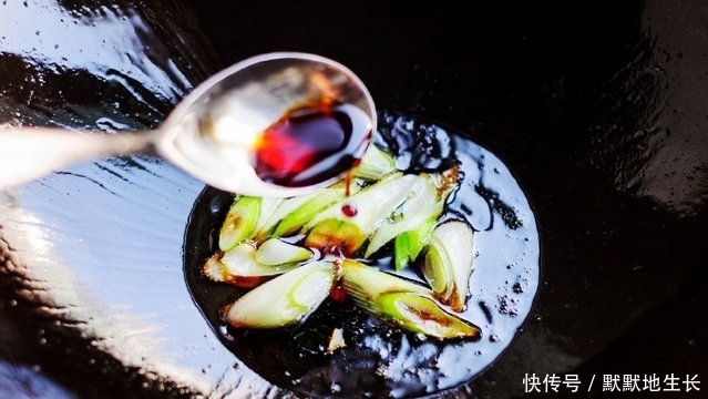 粉皮|鸡蛋这样炒太好吃了,炒一盘根本不够抢,汤汁都不放过!