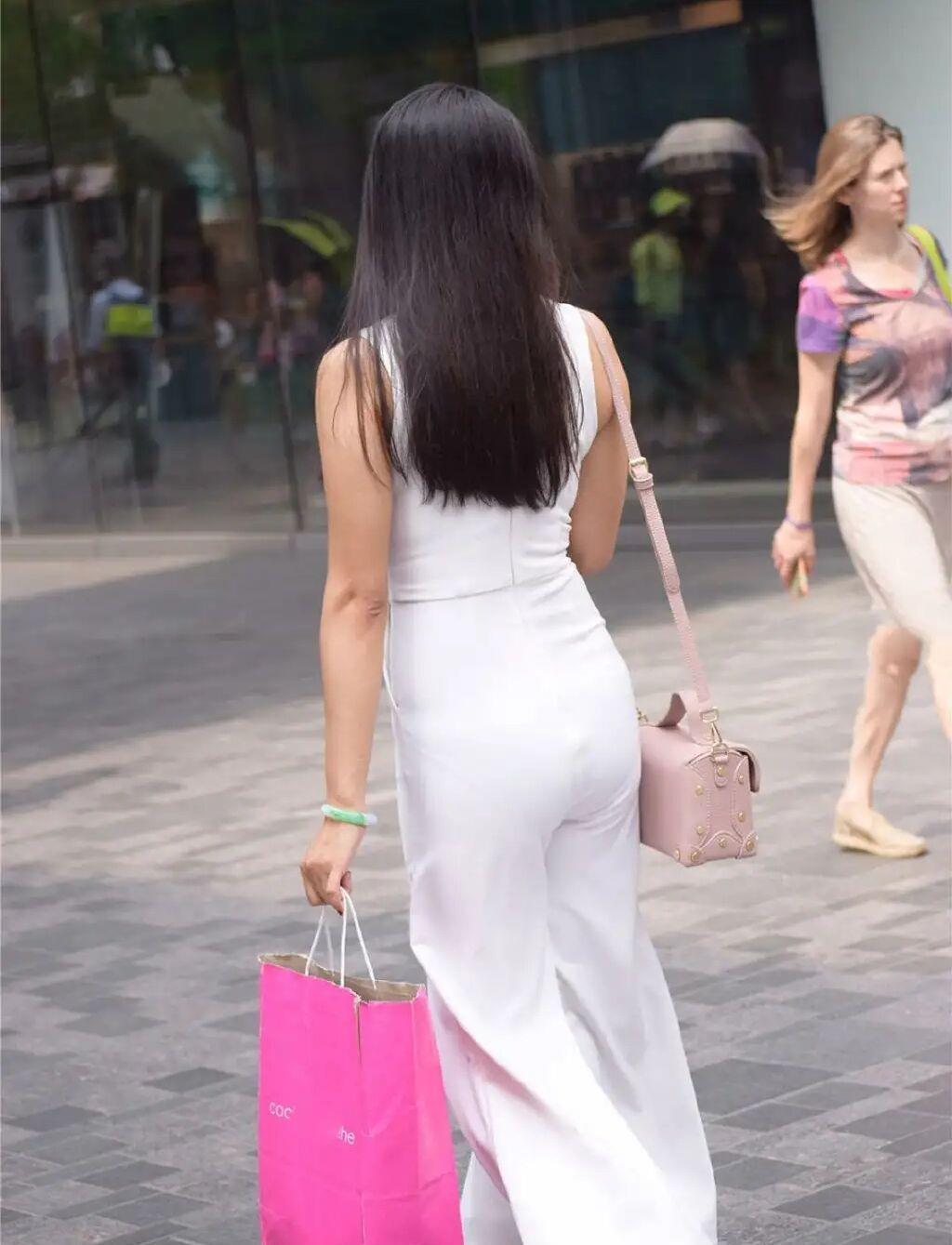 长久之计 “装嫩”不是长久之计,40岁女性穿搭要慎重,切忌违背基本原则!
