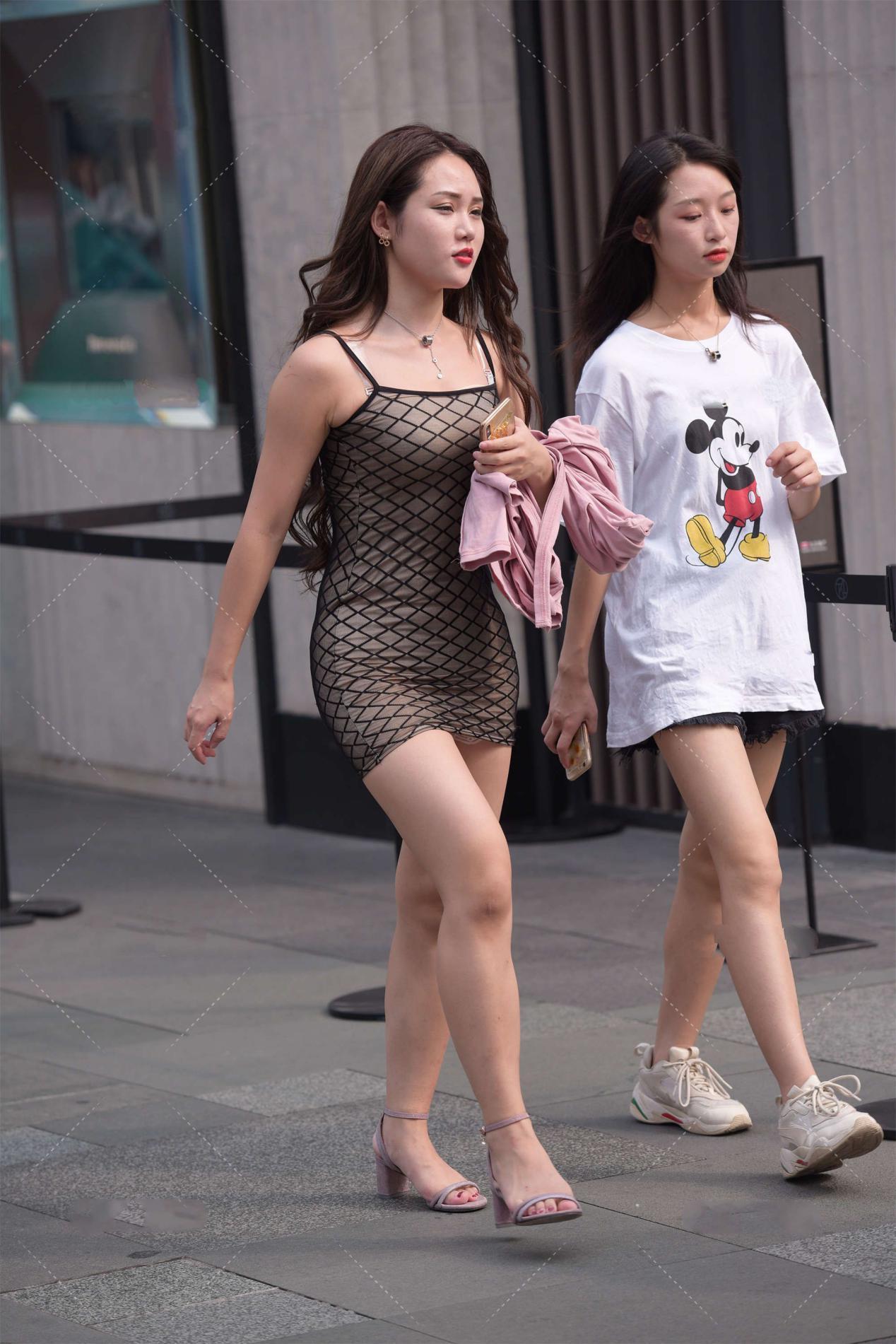 黑色网格连衣裙, 无袖设计更显清凉舒适