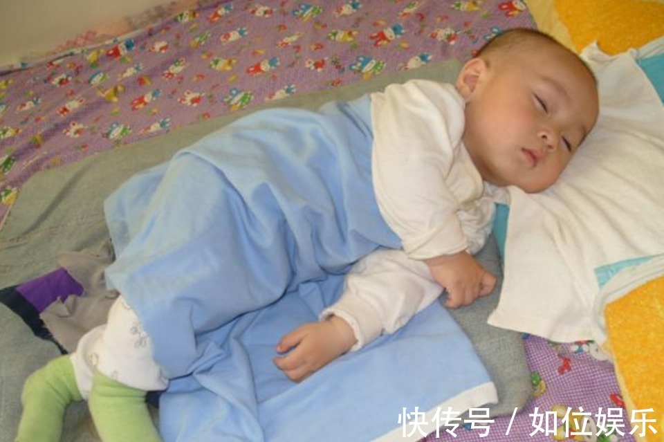 被子|娃睡觉时出现这样的睡姿，说明他很健康，侧面反映妈妈很会养孩子