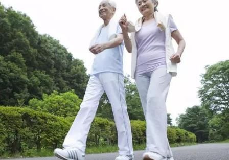 体质|老年人走路,若没有这3种现象,说明你的体质不错