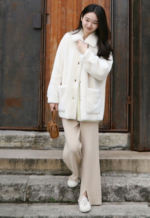 小姐姐|穿搭羊羔毛外套怎么穿出高级感?掌握这几套穿搭法则,好看又减龄!