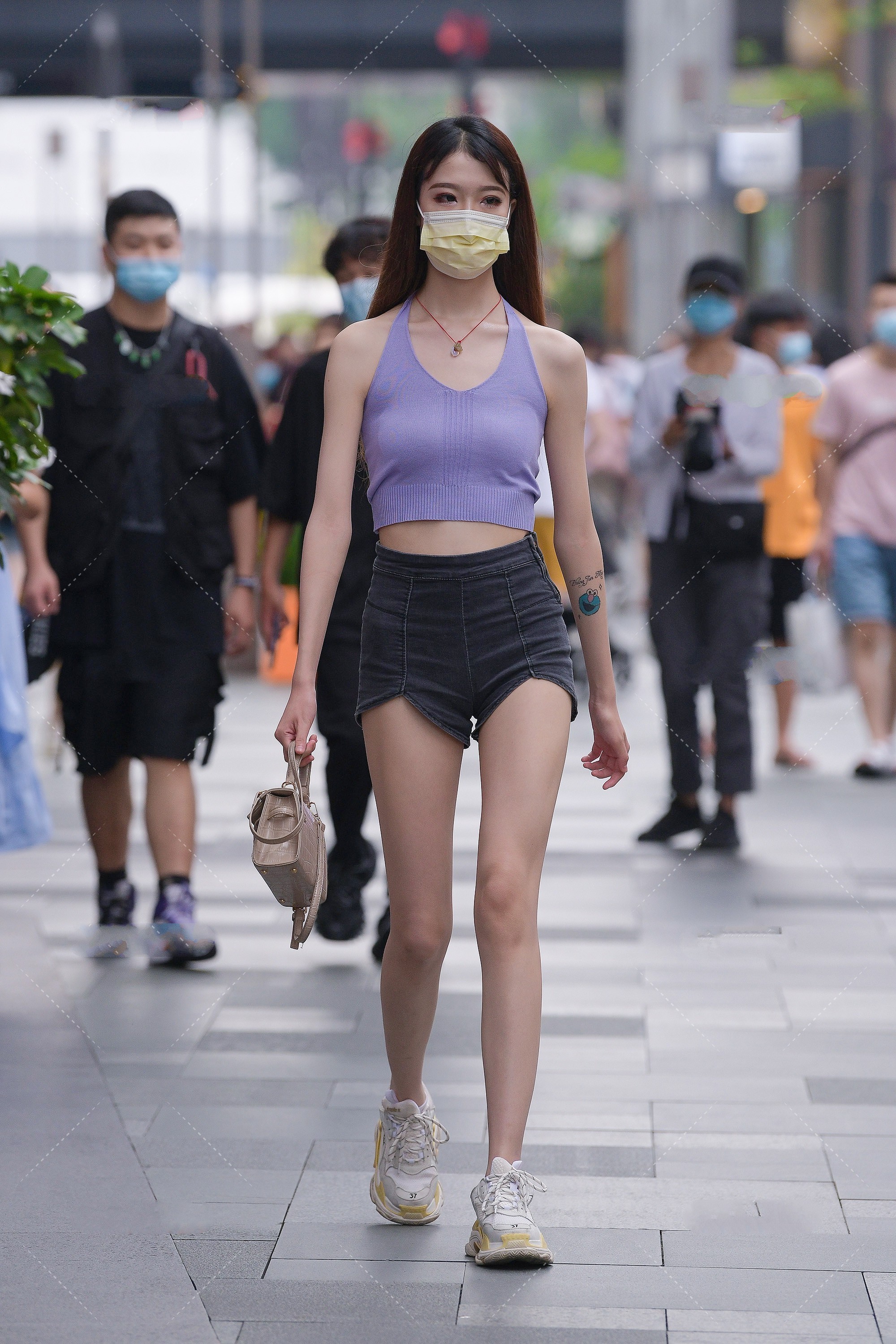 浅蓝色U型背心搭配高腰牛仔短裤,简单时尚,青春减龄