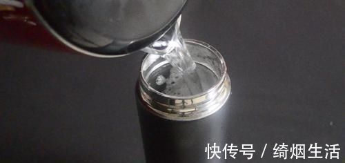 保温杯脏了不好洗?教你用一秘招,洗完就和新买的一样干净,很实用