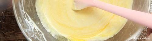 我们可以在家自己做,取4个鸡蛋,做出来的蛋糕不塌陷不回缩,细腻又松软