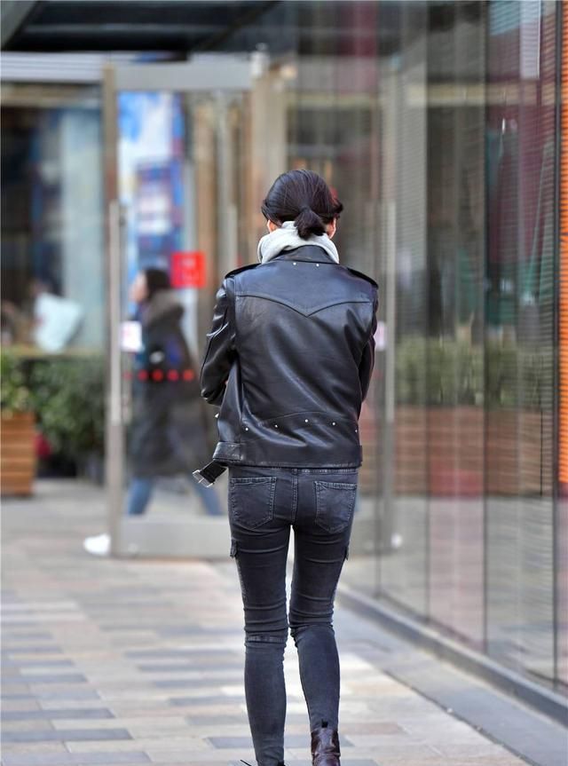 修身的牛仔裤,搭配一款黑色皮夹克,冬季的经典穿搭