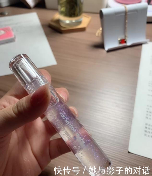 美女|氛围感美女唇妆是重点,口红谁都涂,配合小技巧颜值翻倍!