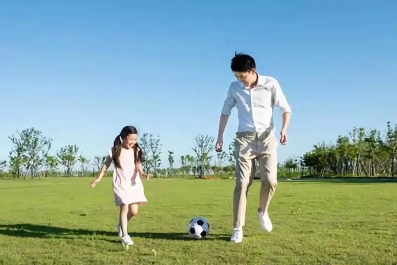 抓住|爸爸让宝宝抓周,孩子径直抓住的东西,网友:孟婆汤掺水了