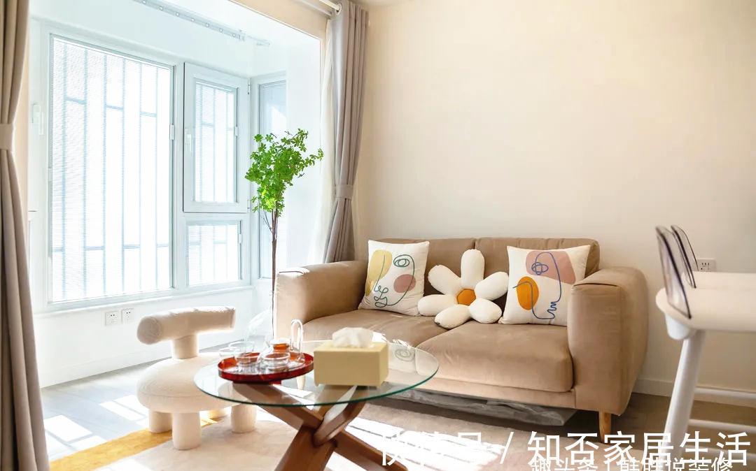 吧台|80㎡奇葩两房半户型，餐厨融合打造吧台当餐桌，主卧挤出衣帽间