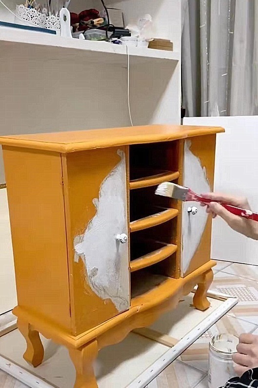 小姐姐!美术生改造“旧桌子”,起初被吐槽作妖,看到结局:买不起的艺术品