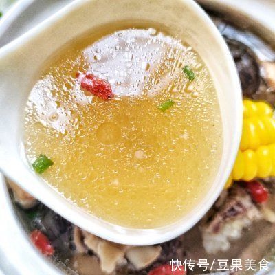 唇齿|排骨玉米菌菇汤一口下肚，唇齿留香
