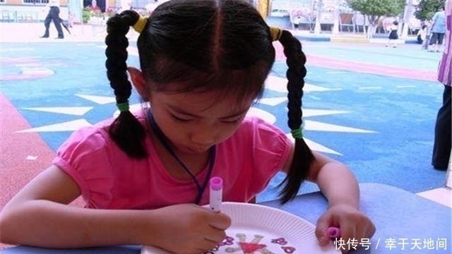 爸妈|萌娃在幼儿园画了“古怪”全家福,老师告知父母,爸妈却笑了