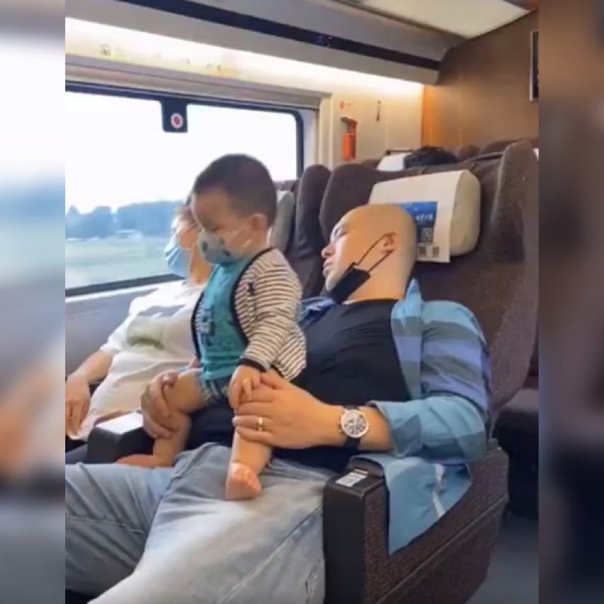 萌娃高铁上替熟睡的爸妈“站岗”火了，网友为这个家付出太多了