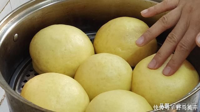 玉米面最好吃做法,开水锅里一倒,瞬间变美味,全家老小都爱吃