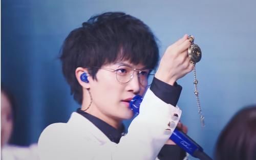 周深今晚三档节目来袭，喜欢他的网友有得忙了，注定是纠结的一天