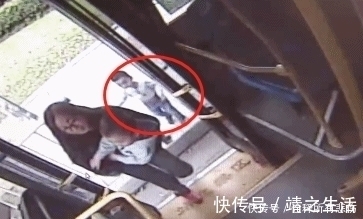 宝宝|两岁宝宝太胆大，家人在为他担心，他却钓着奶瓶自己去旅游了