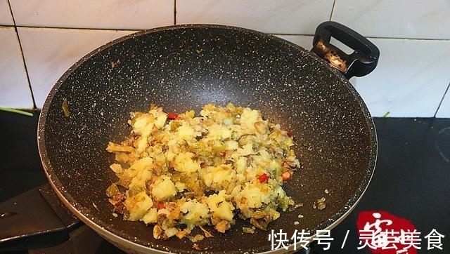 酸腌菜|30年来，吃过的土豆最最好吃的做法，根本停不下来