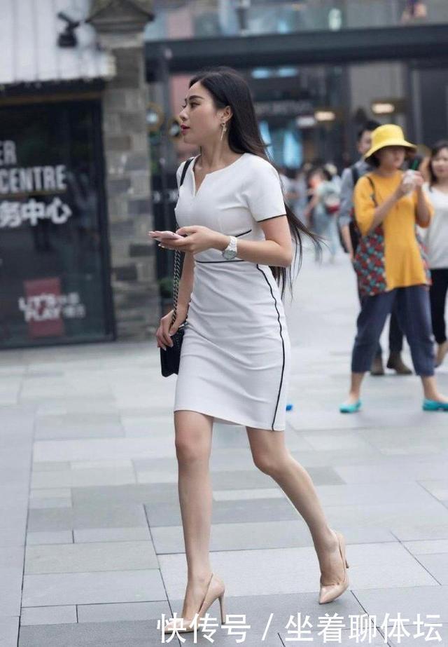 极简风格的白色连衣裙，修身又时髦的穿搭，展示出最完美的自己