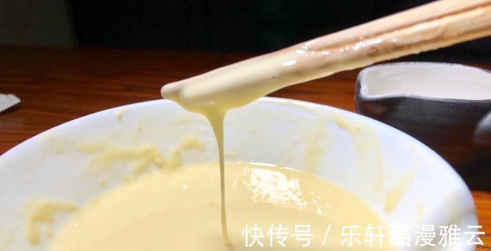平菇|做炸蘑菇,调面糊很关键,有人不懂用淀粉还是面粉,教您正确做法