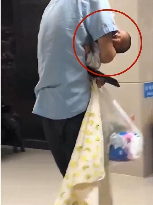 妈妈们|“慌张爸爸”意外走红，抱个娃浑身都是戏，孩子：我有点难受