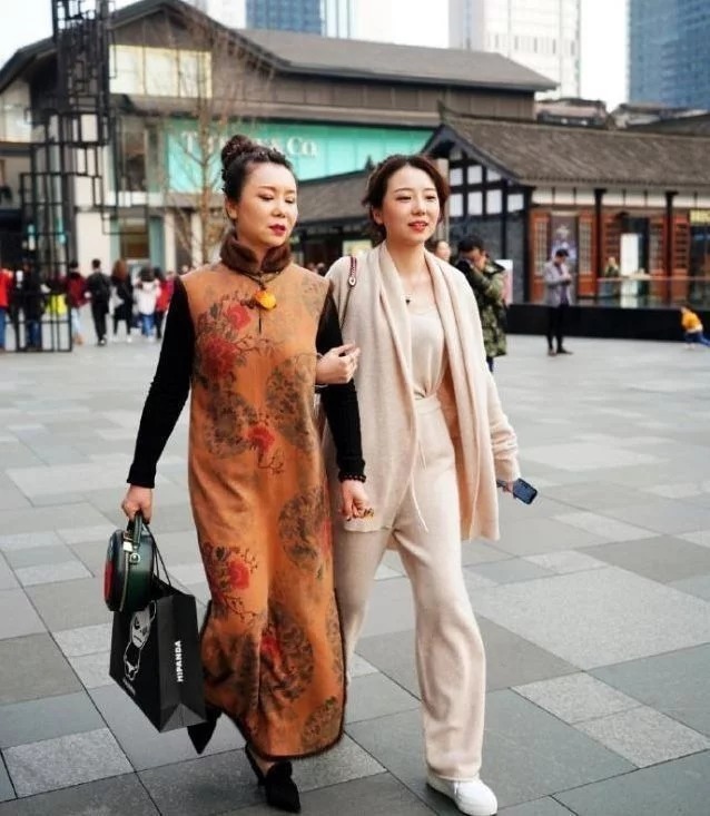 街拍:小姐姐灰色背心外面配上深蓝色外套,时尚,洋气