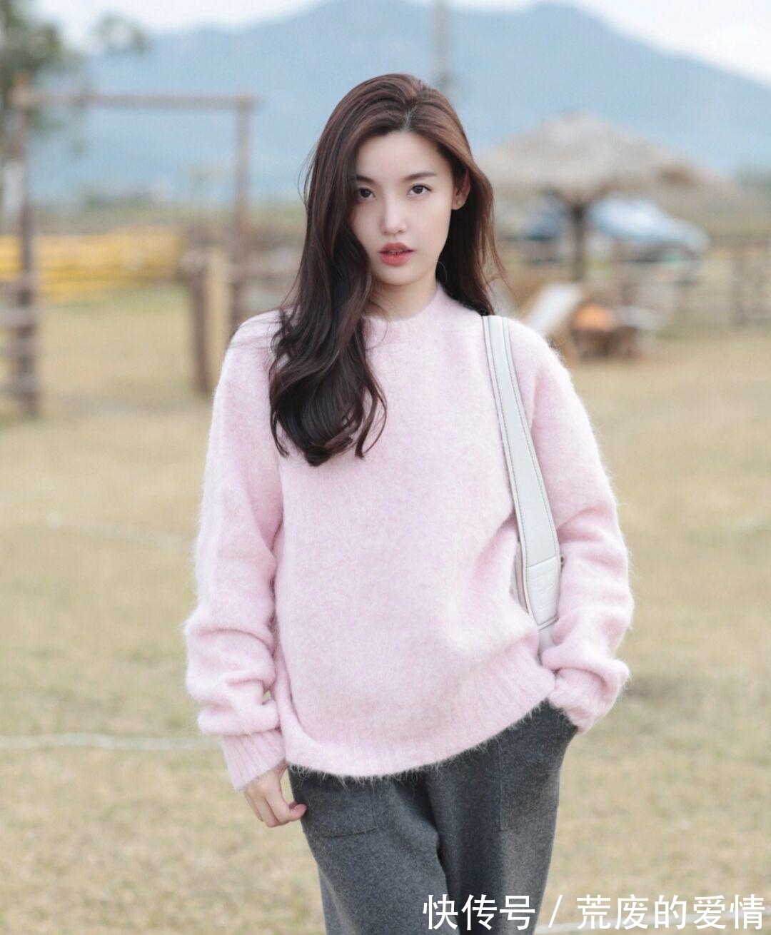 姐妹 冬天就适合穿“粉色毛衣”,保暖温柔又有格调,清新减龄又显气质