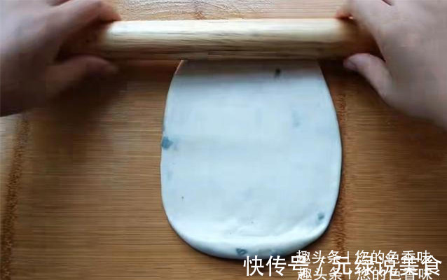 葱油饼这样做真好吃，掌握2个小窍门，柔软多层，酥脆可口。