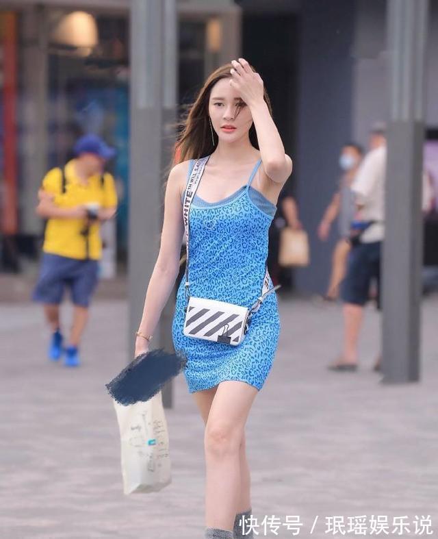 高跟鞋 美女脚上搭配着一双裸色的高跟鞋,方扣的设计,经典又时尚