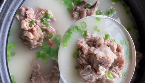 羊脊骨|天冷进补,不吃排骨也要多吃它,加一物熬一熬,汤白肉鲜,真滋补