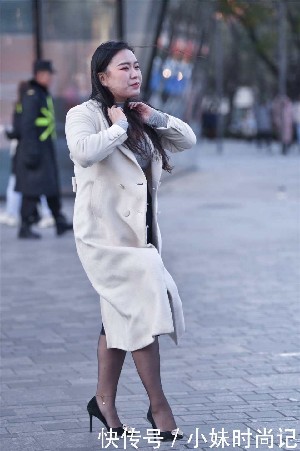 胖瘦|街拍:秋冬里的姑娘,无论胖瘦都喜欢黑色丝袜,搭配尖头细跟鞋更显气质