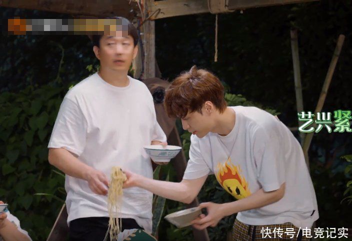 举动|《向往5》嘉宾吃面，张艺兴夹面时的举动，素养高低一望而知